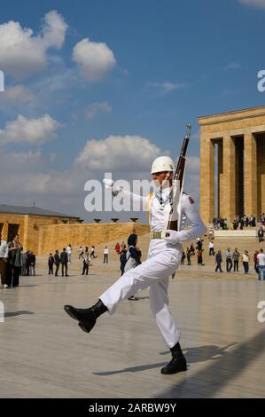 Soldat, der das Atatürk-Mausoleum in Ankara, Türkei bewacht Stockfoto