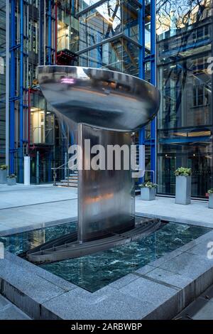 Argosy(2002) von William Pye, eine Wasserskulptur mit Kanoda-Effekt im Innenhof des Lloyd's Register of Shipping Building, 71 Fenchurch Street, London Stockfoto