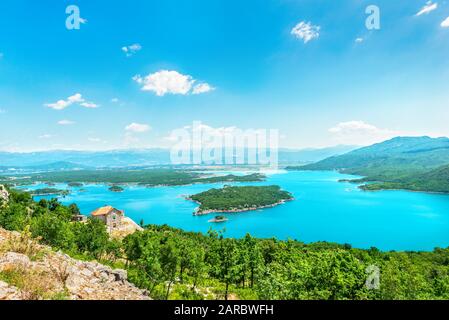 Slano-See in Montenegro am sonnigen Sommertag, Blick von oben Stockfoto