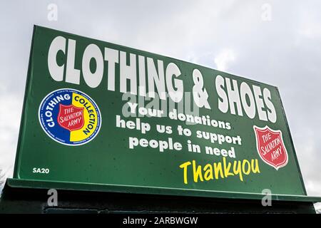 Recycling-Schild für die Heilsarmee, Recycling-Center auf dem Parkplatz, Eyam, Großbritannien Stockfoto