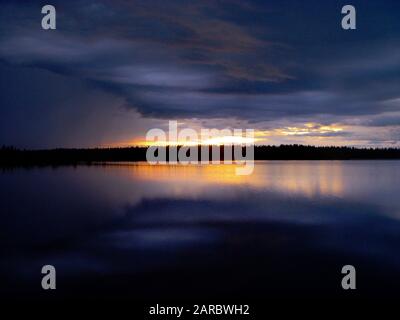 Sonnenuntergang und Wolken über dem See Stockfoto