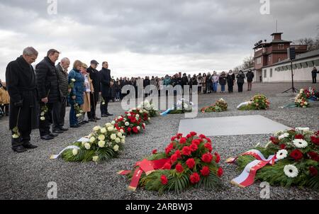 Weimar, Deutschland. Januar 2020. Die Holocaust-Überlebenden Günther Pappenheim (3. Von links) und Heinrich Rotmensch (5. Von links) legen zusammen mit Vertretern der thüringischen Landesregierung, Studenten, Parteien und Vereine eine weiße Rose für die Opfer des Nationalsozialismus in der Gedenkstätte Buchenwald nieder. Kredit: Michael Reichel / dpa / Alamy Live News Stockfoto