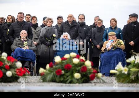 Weimar, Deutschland. Januar 2020. Überlebende des Holocausts im Rollstuhl Günther Pappenheim (l-r), Eva Pusztai und Heinrich Rotmensch legen zusammen mit Vertretern der Thüringer Landesregierung, Studenten, Parteien und Vereine weiße Rosen für die Opfer des Nationalsozialismus in der Gedenkstätte Buchenwald nieder. Kredit: Michael Reichel / dpa / Alamy Live News Stockfoto