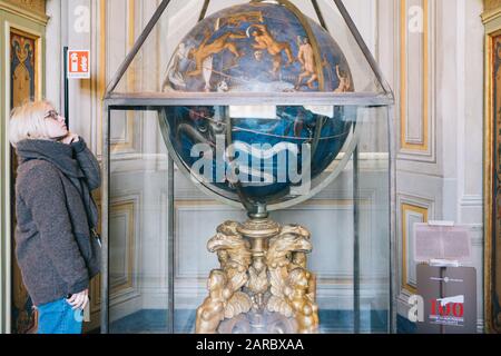 ROM, Italien - 3. Januar 2020: Touristen im Vatikanischen Museum. Ein Himmelsglobus von Giovanni Antonio Vanosino im Jahre 1567, der die wichtigsten Pptolemäer Constellat zeigt Stockfoto