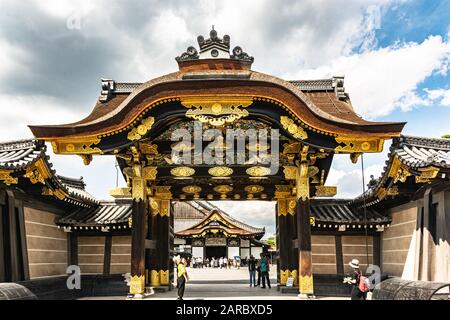 Kyoto, Japan, Asien - 3. September 2019: Das Karamon-Haupttor zum Ninomaru-Palast auf der Burg Nijo Stockfoto