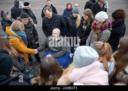 Weimar, Deutschland. Januar 2020. Günther Pappenheim (M), Holocaustüberlebender, spricht in der Gedenkstätte Buchenwald mit teils jungen Teilnehmern der Gedenkveranstaltung für die Opfer des Nationalsozialismus. Kredit: Michael Reichel / dpa / Alamy Live News Stockfoto