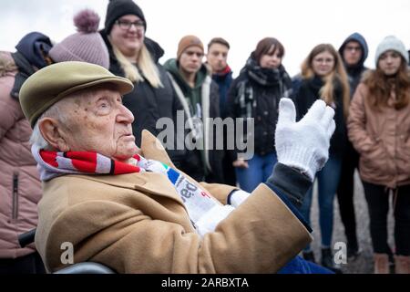 Weimar, Deutschland. Januar 2020. Heinrich Rotmensch, Holocaust-Überlebender, spricht bei der Gedenkfeier für die Opfer des Nationalsozialismus mit zum Teil Jugendlichen Teilnehmern am Denkmal von Buchenwald. Kredit: Michael Reichel / dpa / Alamy Live News Stockfoto