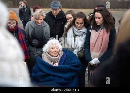 Weimar, Deutschland. Januar 2020. EVA Pusztai (M), Holocaustüberlebende, spricht in der Gedenkstätte Buchenwald mit teils jungen Teilnehmern der Gedenkveranstaltung für die Opfer des Nationalsozialismus. Kredit: Michael Reichel / dpa / Alamy Live News Stockfoto