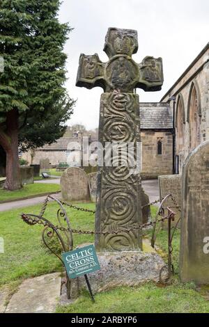 celtic Cross aus dem 8. Jahrhundert in Churchyard, Eyam, Derbyshire, England, Großbritannien Stockfoto
