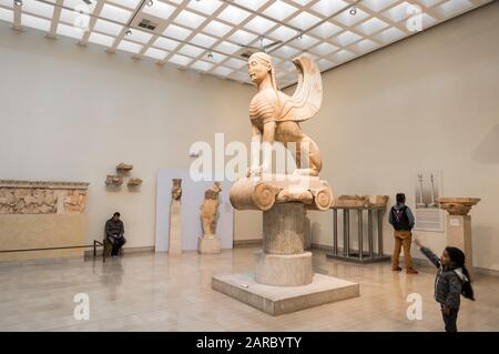 Delphi, Griechenland. Die Sphinx von Naxos im Delphi Archäologischen Museum Stockfoto