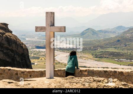 Kalabaka, Griechenland. Menschen mit Blick auf die Stadt Kalabaka vom Kreuz im Kloster der Heiligen Dreifaltigkeit (Agios Triados) Stockfoto