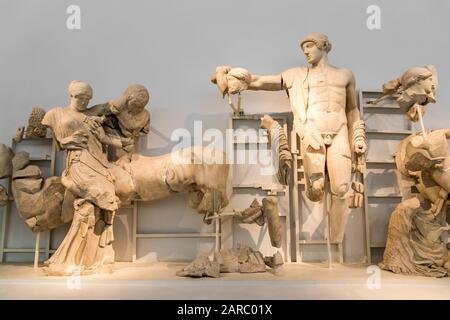 Olympia, Griechenland. Die Friese des Tempels des olympischen Zeus im Inneren des Archäologischen Museums Stockfoto