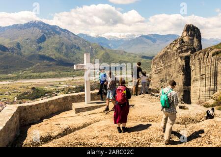 Kalabaka, Griechenland. Menschen mit Blick auf die Stadt Kalabaka vom Kreuz im Kloster der Heiligen Dreifaltigkeit (Agios Triados) Stockfoto
