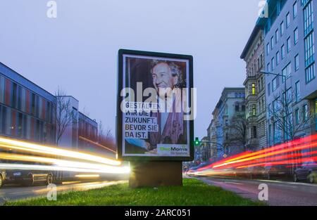 23. Januar 2019, Sachsen-Anhalt, Magdeburg: Blick auf ein Werbeplakat der Versand-Apotheke Doc Morris. Auf der linken und rechten Seite sehen Sie leichte Spuren vorbeifahrender Autos. (Effekt der Langzeitbelichtung) Foto: Stephan Schulz / dpa-Zentralbild / ZB Stockfoto