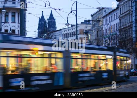 23. Januar 2019, Sachsen-Anhalt, Magdeburg: Am frühen Morgen fährt eine Straßenbahn über den Hasselbachplatz. Im Hintergrund sieht man den Dom. Foto: Stephan Schulz / dpa-Zentralbild / ZB Stockfoto