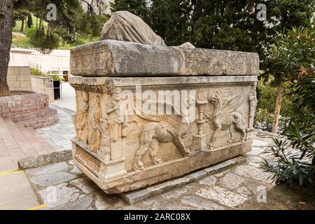 Delphi, Griechenland. Großer Sarkophag außerhalb des Delphi Archäologischen Museums, eines der wichtigsten Museen Griechenlands Stockfoto