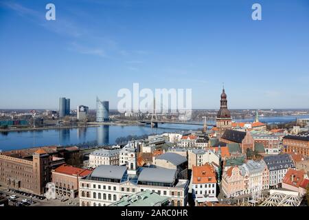 Blick über Riga in Lettland mit Gebäuden und Fluss Stockfoto