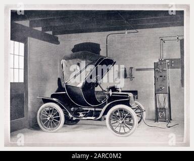 Oldtimer, Early Electric Car wird an einer Ladestation aufgeladen, Babcock Electrics, Illustration 1909 Stockfoto