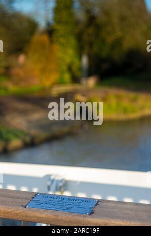 Maidenhead, Berkshire, 10. Januar 2020, Einweihungsplatte, montiert auf dem Holz-Handlauf der Brücke und erinnert an die Eröffnung des Fußgängerblechs Stockfoto