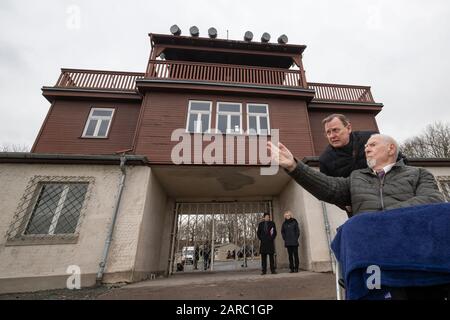 Weimar, Deutschland. Januar 2020. Günther Pappenheim (r), Holocaust-Überlebender, spricht mit Bodo Ramelow (die Linke), Regierungspräsident von Thüringen, in der Gedenkstätte Buchenwald am Torhaus über seine Erlebnisse nach der Gedenkfeier für die Opfer des Nationalsozialismus. Kredit: Michael Reichel / dpa / Alamy Live News Stockfoto