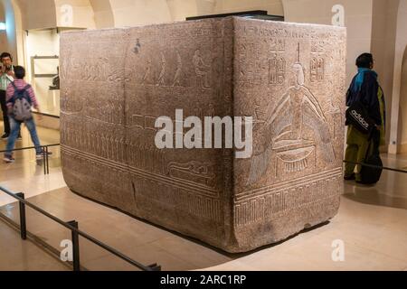 Sarkophag aus rotem Granit von Ramesses III im Sully Flügel des Louvre Museum (Musée du Louvre) in Paris, Frankreich Stockfoto