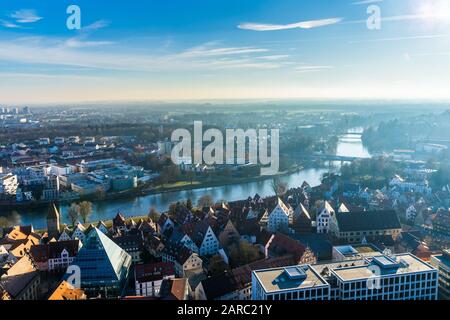 Ulm, 29. Dezember 2019, Luftbild über Altstadt-Dächern und flussufer der donau, das durch das schöne Stadtbild fließt Stockfoto