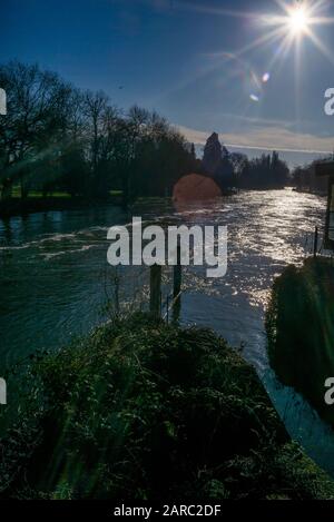 Maidenhead, Berkshire, 20. Januar 2020, Boulters Lock, schnell fließendes Wasser aus dem Wehr, Raymill Island, River Thames, Thames Valley, [Mandatary Cr Stockfoto