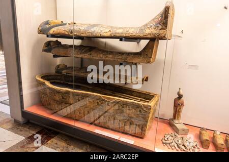 Details, die die verschiedenen Schichten eines altägyptischen Sarkophags im Sully Flügel des Louvre Museums (Musée du Louvre) in Paris, Frankreich zeigen Stockfoto