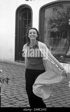 Die Schauspielerin Evelyn Opela geht mit einem Jahr, Deutschland 1970er Jahre. Schauspielerin Evelyn Opela geht einkaufen, Deutschland 1970er Jahre. Stockfoto