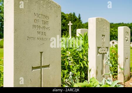 Der Kriegsfriedhof Durnbach ist der letzte Rest von 2960 Soldaten, die im 2. Weltkrieg starben Stockfoto