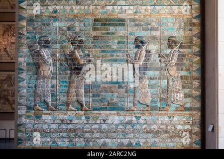 Fries der Bogenschützen aus dem Palast des Darius I in der Sammlung der nahöstlichen Antiquitäten im Richelieu Flügel des Louvre Museum (Musée du Louvre) in Paris, Frankreich Stockfoto