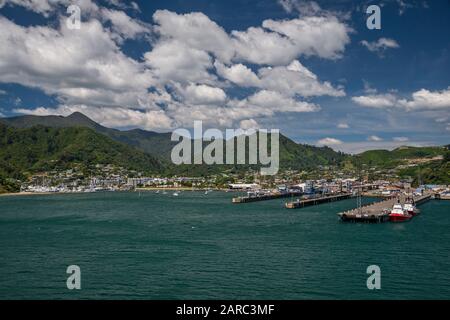 Piers in Wharf von der Interislander Fähre, MS Kaitaki, die sich dem Fährterminal in Picton, Marlborough Region, South Island, Neuseeland nähert Stockfoto