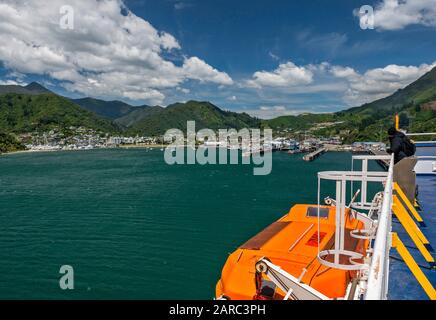 Interislander Fähre, MS Kaitaki, die sich dem Fährterminal in Picton, Marlborough Region, South Island, Neuseeland nähert Stockfoto