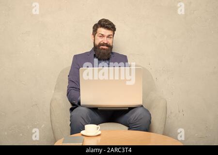 Reaktion auf geschäftliche E-Mails. Digitales Marketing. Im Internet surfen. Online kaufen. Projekt Manager. Geschäftliche Korrespondenz. Moderne Geschäftsmann. Geschäftsmann Laptop. Mann trinken Kaffee im Büro. Stockfoto