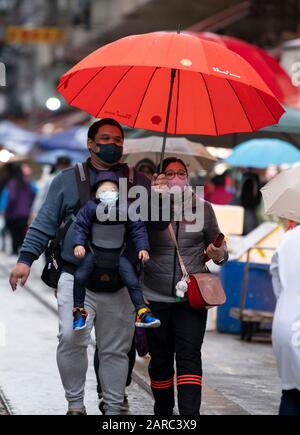 Hongkong, China. Januar 2020. Die Märkte von North Point sind während des Neujahrs von Lunar geöffnet, und viele raten, chirurgische Masken gegen das neue Coronavirus aus China zu tragen. Andere ignorieren Warnungen, obwohl es in den lokalen Fällen um einen North Point man geht. Käufer auf dem Markt tragen Masken. Alamy Stock Image/Jayne Russell Credit: Jayne Russell/Alamy Live News Stockfoto
