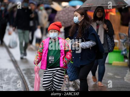Hongkong, China. Januar 2020. Die Märkte von North Point sind während des Neujahrs von Lunar geöffnet, und viele raten, chirurgische Masken gegen das neue Coronavirus aus China zu tragen. Andere ignorieren Warnungen, obwohl es in den lokalen Fällen um einen North Point man geht. Käufer auf dem Markt tragen Masken. Alamy Stock Image/Jayne Russell Credit: Jayne Russell/Alamy Live News Stockfoto
