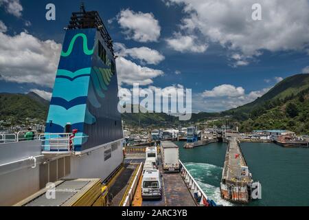 Interislander Fähre, MS Kaitaki, die sich dem Fährterminal in Picton, Marlborough Region, South Island, Neuseeland nähert Stockfoto