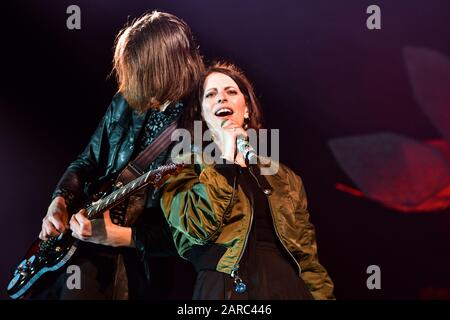 Leipzig, Deutschland. Januar 2020. Nach vier Jahren Babypause der Sängerin Stefanie Kloß Silbermond sind sie 2020 wieder auf ihrer neuen Tournee 'Schritte', wo die Band ihr erstes Heimspiel der aus Sachsen stammenden Formation in der 'Quarterback Arena Leipzig' hatte. Die Tour wird bis Sommer 2020 fortgesetzt (Auf dem Foto: Thomas Stolle; Stefanie Kloß; von links nach rechts) Credit: Nico Schimmelpfennig / dpa-Zentralbild / ZB / dpa / Alamy Live News Stockfoto