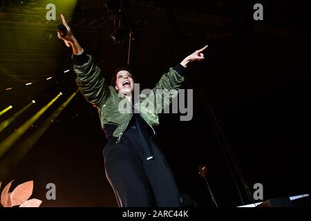 Leipzig, Deutschland. Januar 2020. Nach vier Jahren Babypause der Sängerin Stefanie Kloß Silbermond sind sie 2020 wieder auf ihrer neuen Tournee 'Schritte', wo die Band ihr erstes Heimspiel der aus Sachsen stammenden Formation in der 'Quarterback Arena Leipzig' hatte. Die Tour wird bis Sommer 2020 fortgesetzt. Kredit: Nico Schimmelpfennig / dpa-Zentralbild / ZB / dpa / Alamy Live News Stockfoto