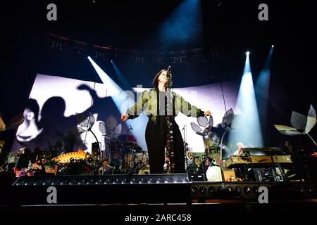 Leipzig, Deutschland. Januar 2020. Nach vier Jahren Babypause der Sängerin Stefanie Kloß Silbermond sind sie 2020 wieder auf ihrer neuen Tournee 'Schritte', wo die Band ihr erstes Heimspiel der aus Sachsen stammenden Formation in der 'Quarterback Arena Leipzig' hatte. Die Tour wird bis Sommer 2020 fortgesetzt. Kredit: Nico Schimmelpfennig / dpa-Zentralbild / ZB / dpa / Alamy Live News Stockfoto