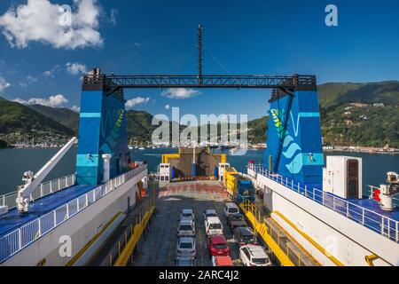 Autos an Bord der Interislander Fähre, MS Kaiarahi, auf dem Weg nach Wellington, von Picton, Marlborough Region, South Island, Neuseeland Stockfoto