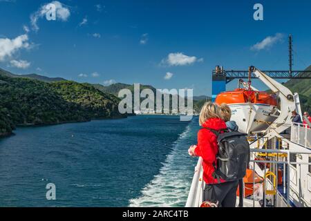 Passagiere, Rettungsboot auf der Interislander Fähre, MS Kaiarahi, auf dem Weg nach Wellington, Queen Charlotte Sound, Marlborough Sounds, South Island, Neuseeland Stockfoto