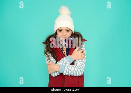 Jugend Straße Mode. In dieser Saison kalt fühlen. Kleiden Sie sich in Schichten und tragen Sie einen Hut. Bleiben Sie aktiv. Draußen ist es kalt. Warme Strickmode für Kinder. Wintervibes. Porträt des gefrorenen Mädchen-Hüpfers. Stockfoto