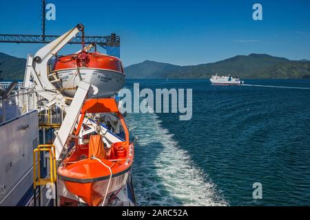 Rettungsboote bei Interislander Ferry, MS Kaiarahi, in Queen Charlotte Sound, Marlborough Sounds, Marlborough Region, South Island, Neuseeland Stockfoto