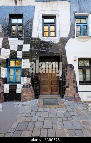 Details zum Kunst Haus, Wien, Museum Hundertwasser, Kunsthaus Hundertwasser von Friedensreich Hundertwasser, Wien, Österreich Stockfoto
