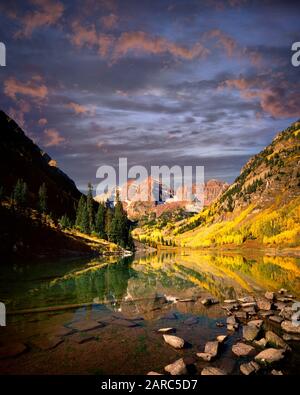 USA - COLORADO: Maroon Lake und Maroon Bells in den Rocky Mountains Stockfoto