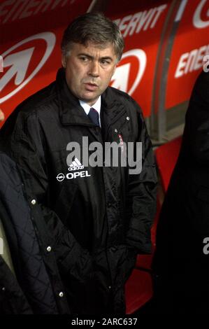 Mailand Italien, 23. November 2002, Stadion "G.MEAZZA SAN SIRO", Campionato di Calcio Seria A 2002/2003, AC Mailand - FC Inter:Der Mailänder Trainer Carlo Ancelotti vor dem Spiel Stockfoto