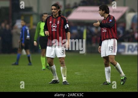 Mailand Italien, 23. November 2002, Stadion "G.MEAZZA SAN SIRO", Campionato di Calcio Seria A 2002/2003, AC Mailand - FC Inter:Paolo Maldini und Alessandro Costacurta während des Spiels Stockfoto