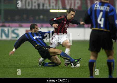 Mailand Italien, 23. November 2002, Stadion "G.MEAZZA SAN SIRO", Campionato di Calcio Seria A 2002/2003, AC Mailand - FC Inter:Andrea Pirlo und Luigi DI Biagio während des Spiels im Einsatz Stockfoto