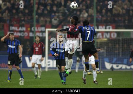 Mailand Italien, 23. November 2002, Stadion "G.MEAZZA SAN SIRO", Campionato di Calcio Seria A 2002/2003, AC Mailand - FC Inter: Clarence Seedorf und Sergio Conceicao im Einsatz während des Spiels Stockfoto